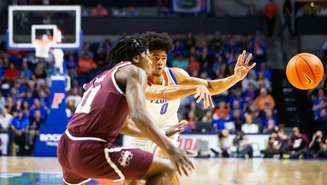 Florida Gators guard Zyon Pullin (0) passes the ball in the first half. The Florida men’s basketball team hosted the Mississippi State Bulldogs at Exactech Arena at the Stephen C. O’Connell Center in Gainesville, FL on Wednesday, January 24, 2024. [Doug Engle/Ocala Star Banner]